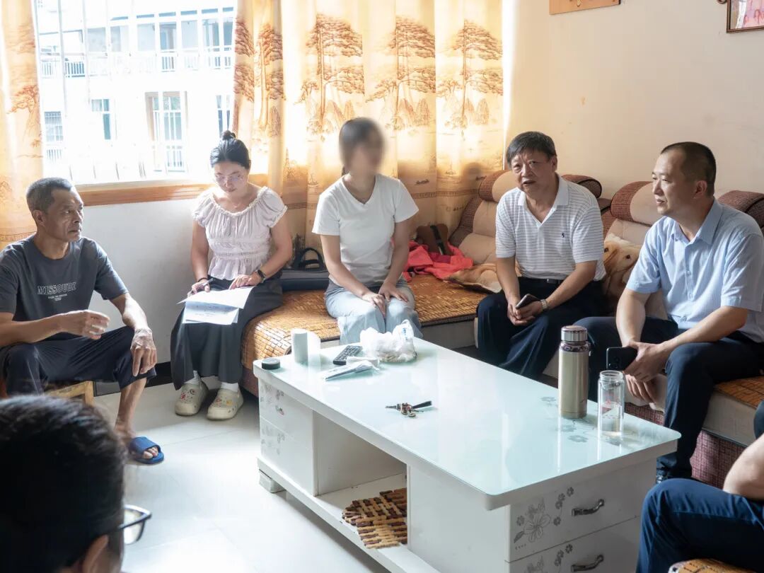 丰都县关工委“六字工作法”助力贫困学子圆梦校园