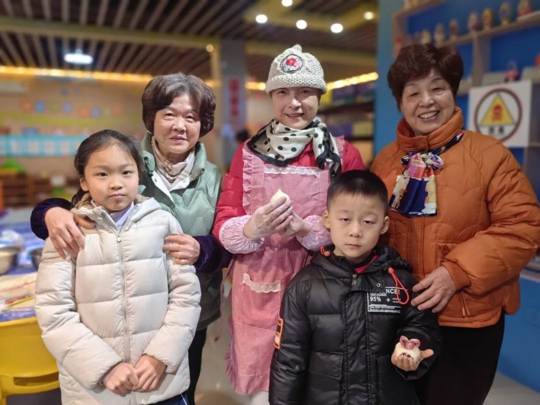 沙坪坝区新桥街道高滩岩社区军娃托管站康玲工作室开展&ldquo;雪娃娃&rdquo;馒头制作活动