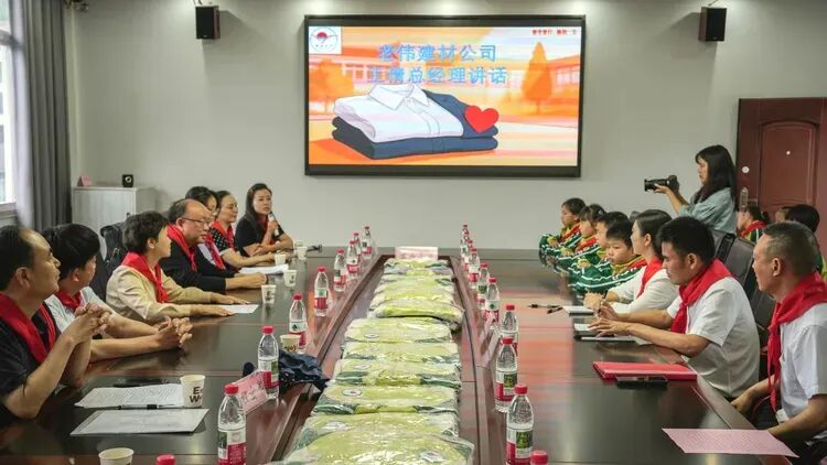 浓情关爱暖校园 爱心校服助成长&mdash;&mdash;万州区关工委走进落凼小学开展&ldquo;六一&rdquo;慰问活动