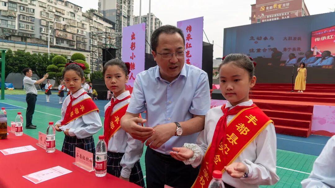 &ldquo;五老&rdquo;蔡剑锋：艺润童心守初心 托起明天的太阳